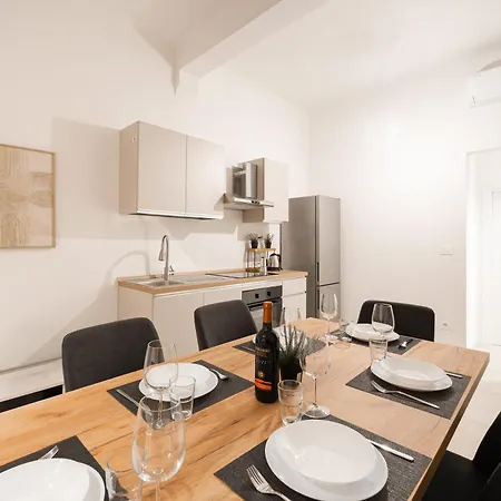 Malvasia Asinelli Tower View - Residenza Oberdan, Centre Apartment *